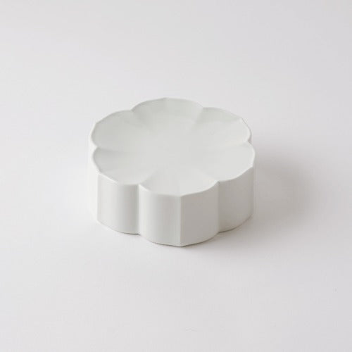 Flower 06 flat plate, white scalloped flower-shaped dish
