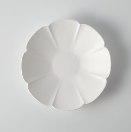 White round flower plate with segmented petal design