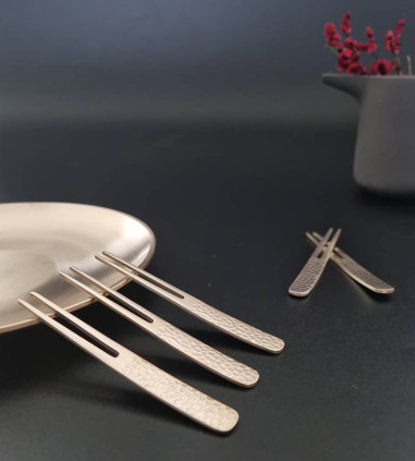 Bronzeware dessert forks set, four flat forks with textured handles and narrow tines