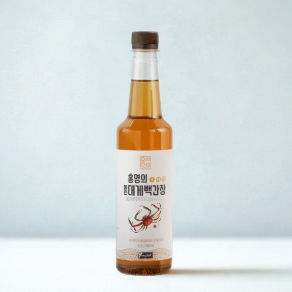 Red snow crab white soy sauce bottle with cap, amber liquid inside