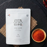 Gochugaru chili powder pouch with 1 kg label and a bowl of red powder