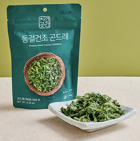 Freeze-dried thistle (cirsium) greens namul in a green stand-up pouch with serving bowl
