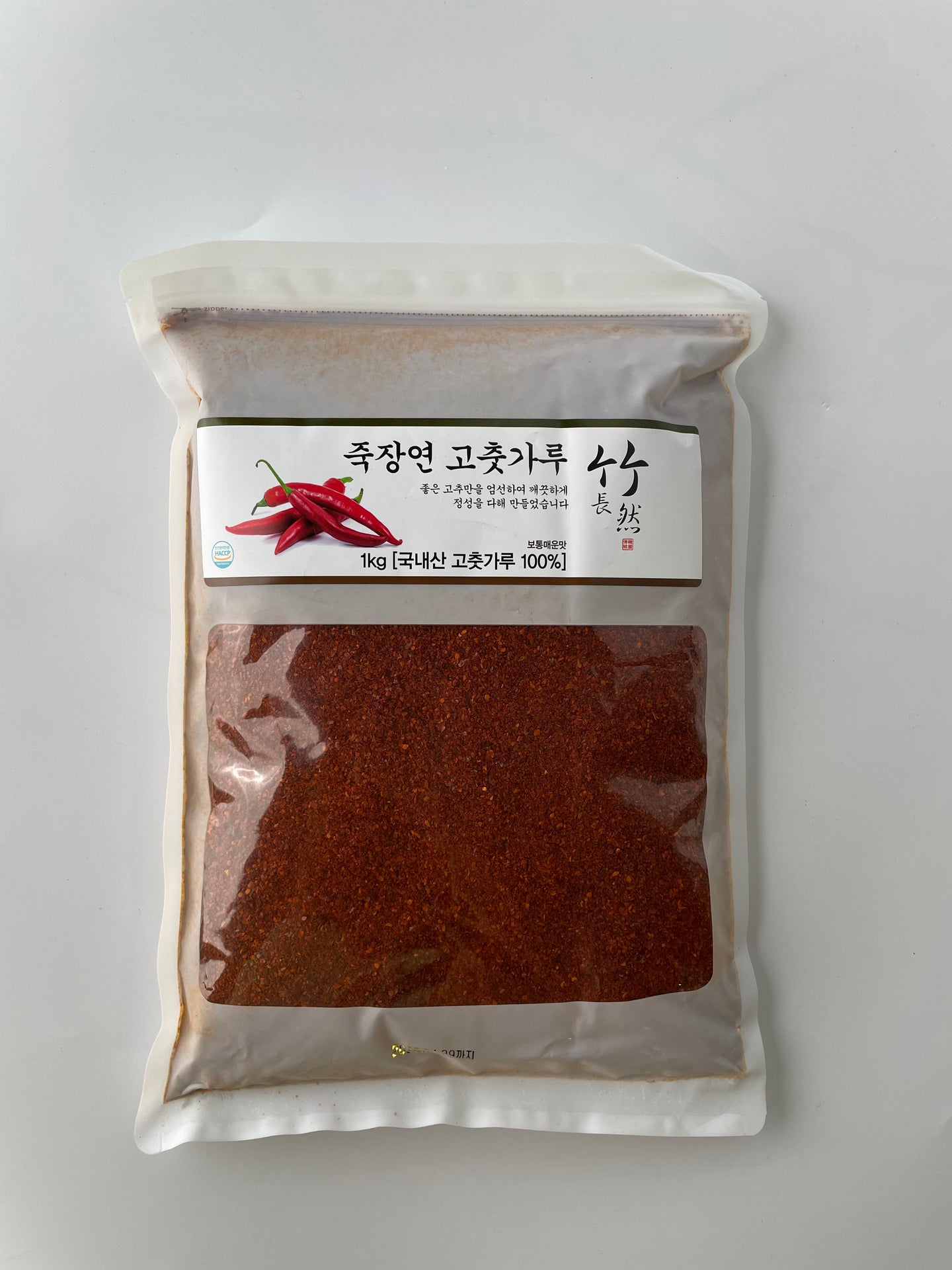 1 kg gochugaru chili powder in sealed clear bag, red flakes