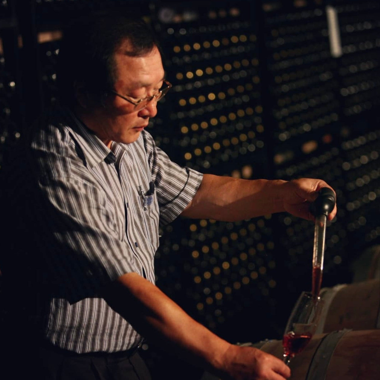 Omija extract worker pouring from bottle into container