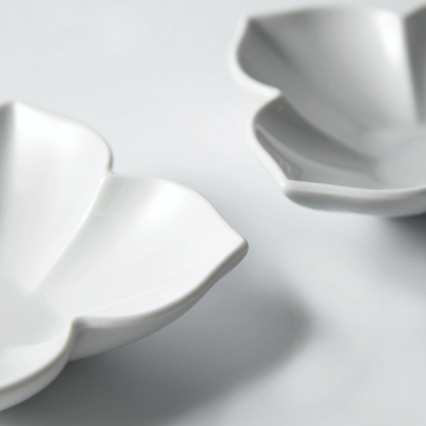 Flower-shaped ceramic dish, white, curved petal sides