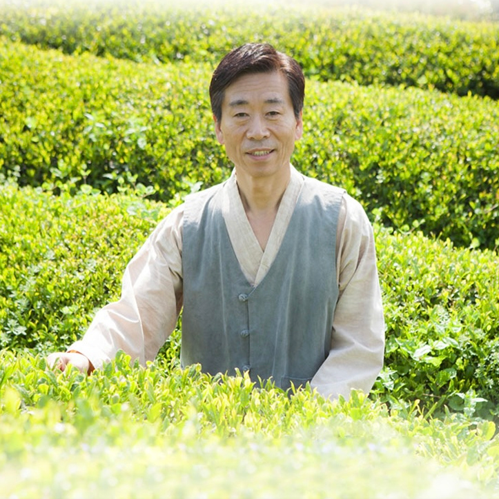 Mugwort powder (100 g) with man harvesting in tea garden
