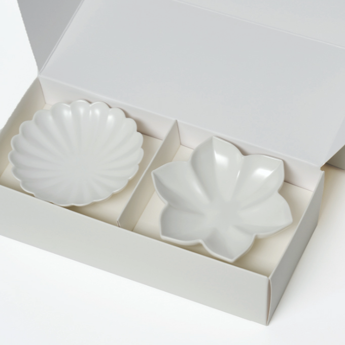Flower-shaped side dish plates, white, two dishes in open gift box