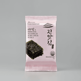 Seasoned seaweed laver snack packet, dark green, single serving
