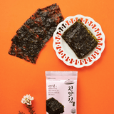 Seaweed laver snack pieces with sealed packet, dark green squares