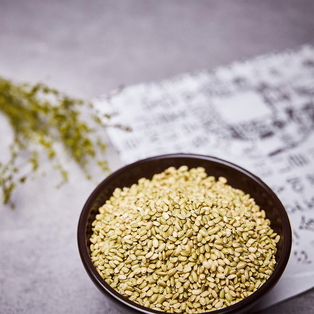 Bowl of uncooked brown rice grains